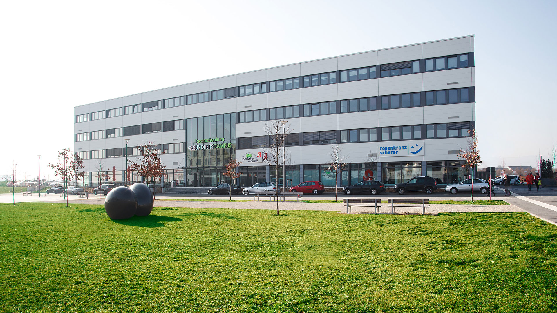 Gesundheitscampus Bad Homburg moderne Außenansicht mit Campus-Grünfläche