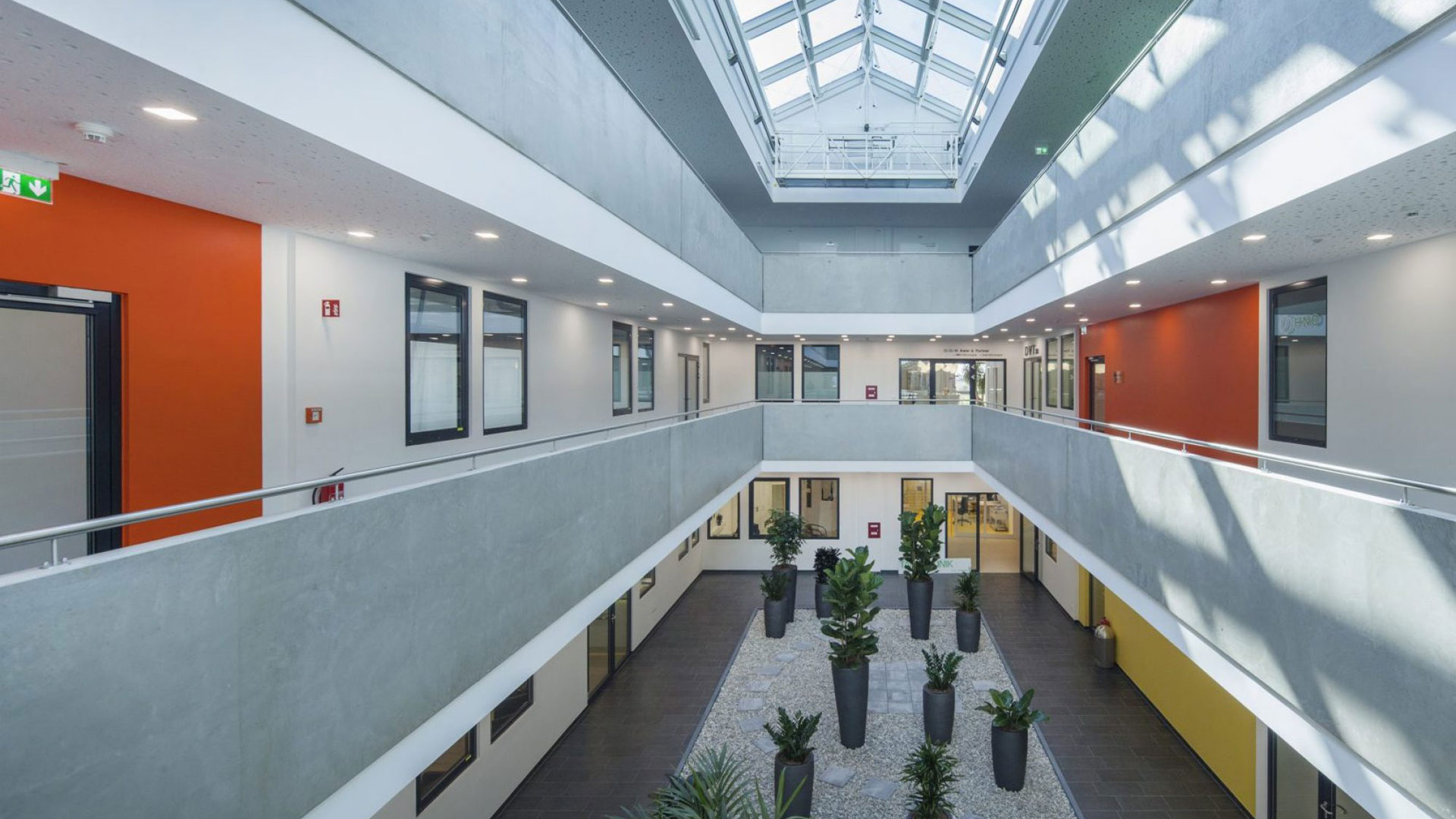 Lichtdurchflutetes Atrium und Erschließung der Facharztetagen